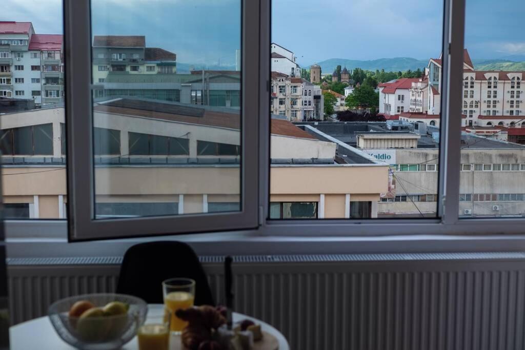 Studio With A View In City Center Targoviste Eksteriør billede